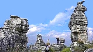 The extraordinarily beautiful ShiLin 石林 Stone Forest Geological Park