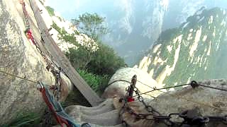 Video : China : The thrilling HuaShan 华山 `Plank Walk` - video