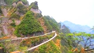 Video : China : Driving up TianMen Mountain 天門山, HuNan province