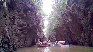 Video : China : Boating at YinCui Gorge 荫翠峡, JiuXiang, YunNan province