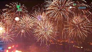 Video : China : Fireworks and music on the eve of the ShangHai 上海 World Expo - video