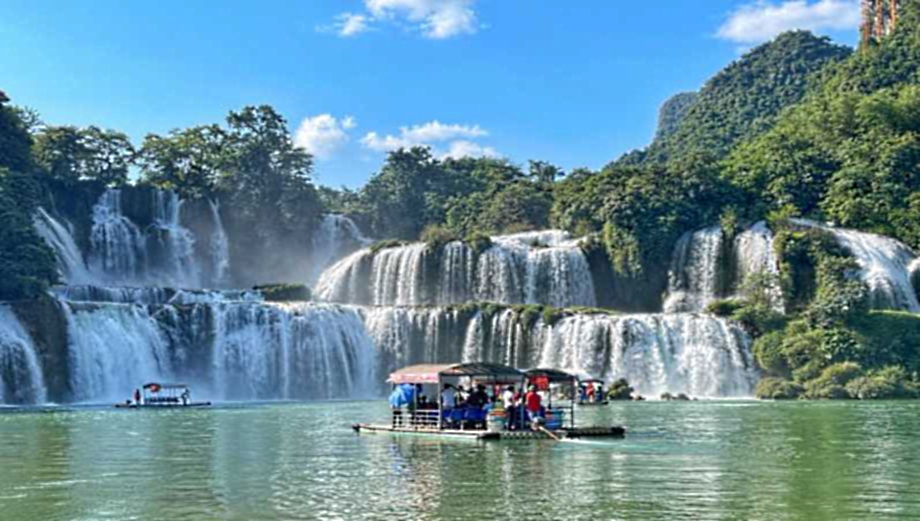The beautiful DeTian Waterfalls, GuangXi province