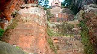 Video : China : Mount EMei 峨眉山 scenic area, including the LeShan giant Buddha 乐山大佛