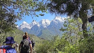 Hiking through the beautiful Tiger Leaping Gorge 虎跳峡