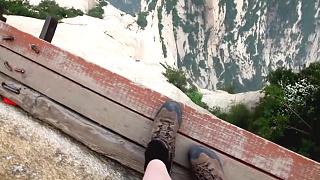 The ‘Plank Walk’ at HuaShan 华山 mountain – video