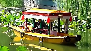 Video : China : Boating through lotuses, BeiHai Park 北海公园, BeiJing