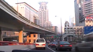 Video : China : A drive through the city skyline of ShangHai 上海 In the late afternoon ... 