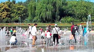 Video : China : BeiJing Botanical Garden 北京植物园 : rose garden and fountains - video